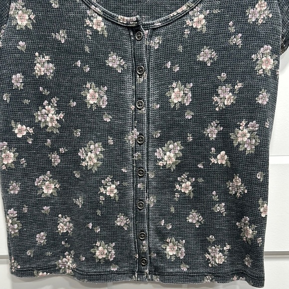 AEO Dark Blue Floral Short Sleeve Crop Top - Size Small - Picture 3 of 8